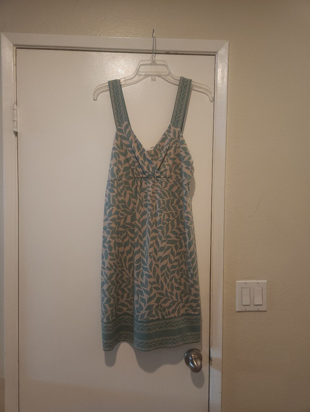 Sleeveless V-Neck Leaf Print Dress in Teal and Cream